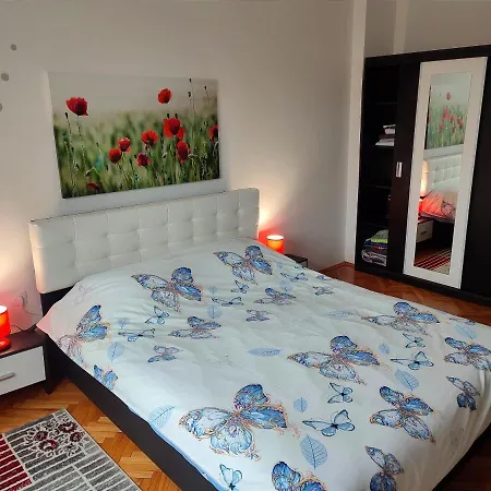 Lovely 1 Bedroom Apartment In City Centre, Sleeps 4 ! Turda Exterior photo
